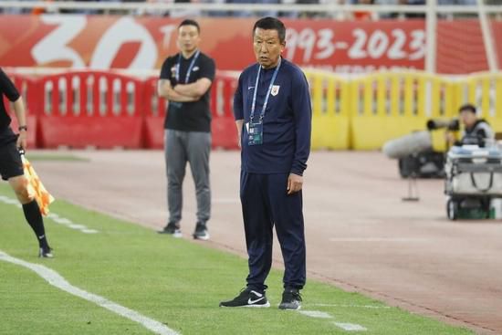 在那边拢松毛的孙氏突然发出一声低呼。